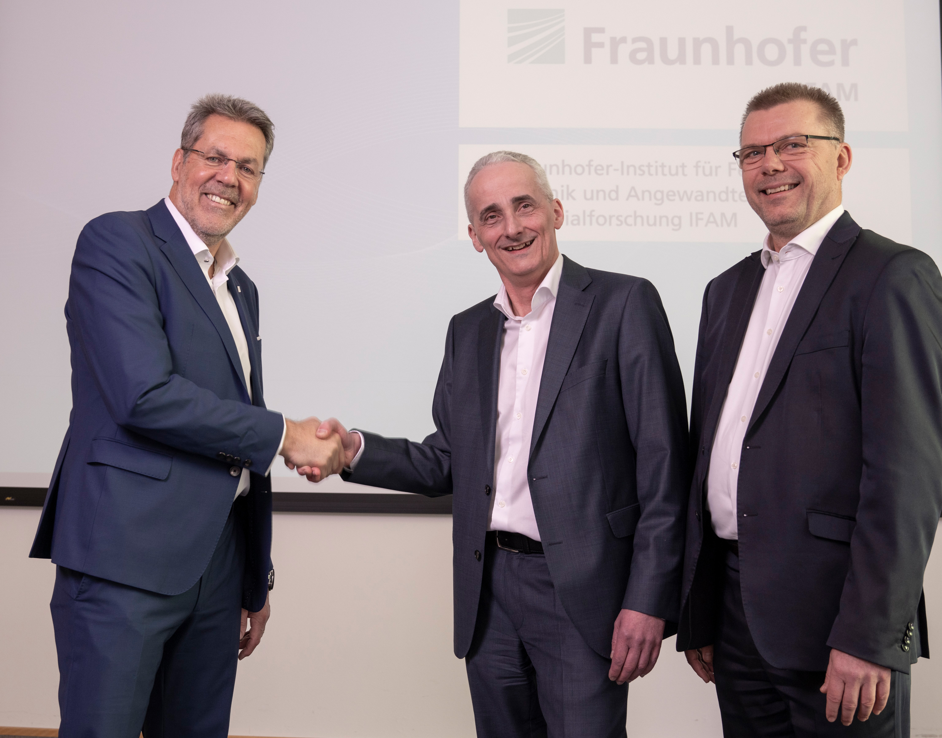 Prof. Dr.-Ing. Matthias Busse wurde von Prof. Dr. Bernd Mayer und Prof. Dr.-Ing. Thomas Weißgärber (v.l.n.r.) in den Ruhestand verabschiedet. Sie führen das Fraunhofer IFAM nun gemeinsam in die Zukunft.